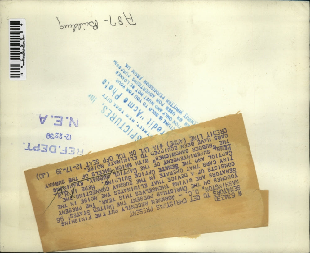 1939 Press Photo Workmen putting the finishing touches on a new Subway