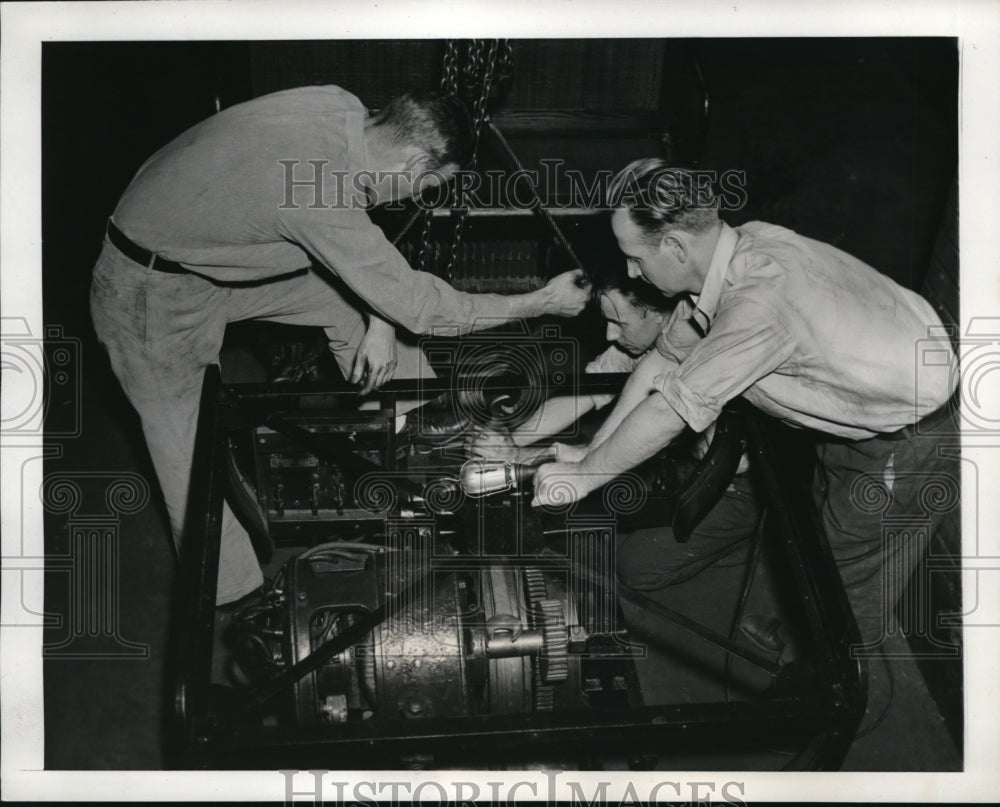 1939 Press Photo Workmen working on the new Subway system for Senators
