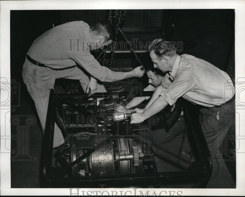 Load image into Gallery viewer, 1939 Press Photo Workmen working on the new Subway system for Senators
