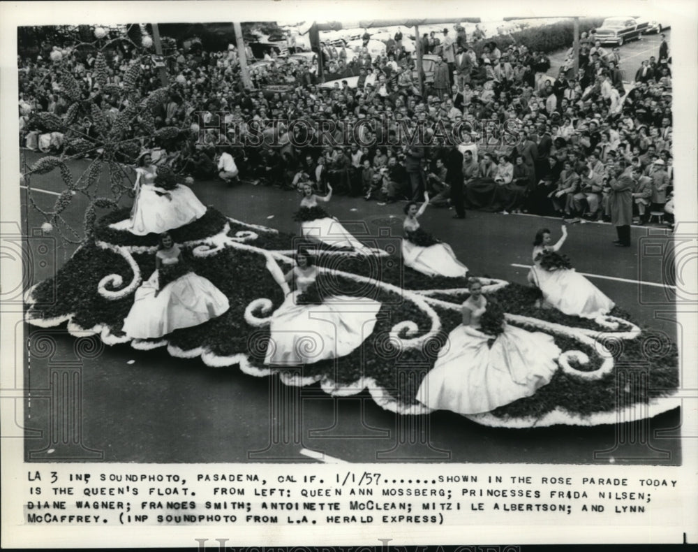 1956 Press Photo The Queen's float at the Pasadena Rose Parade