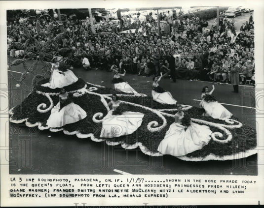 1956 Press Photo The Queen's float at the Pasadena Rose Parade