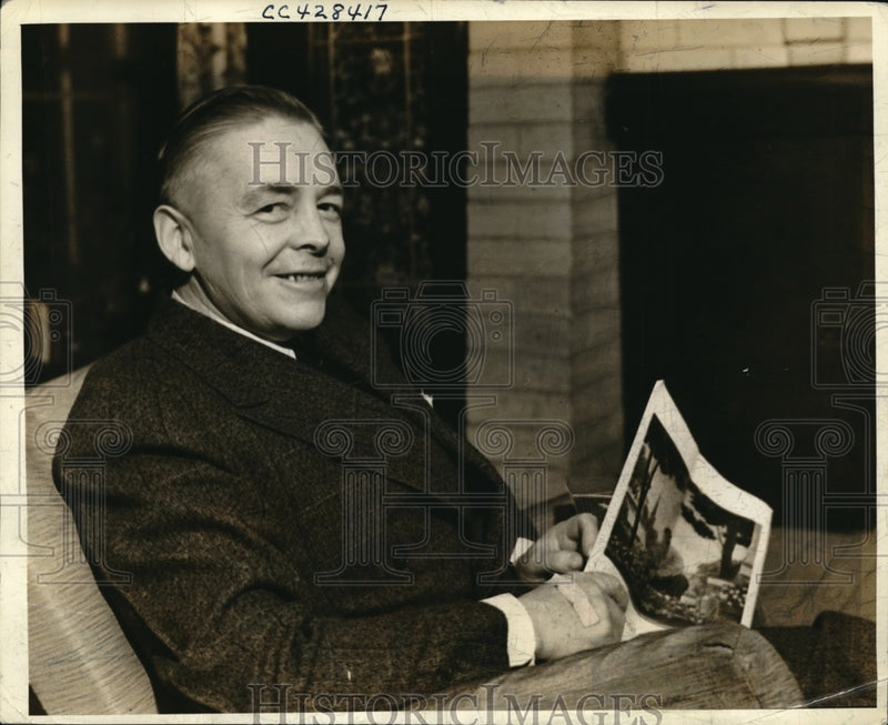 Load image into Gallery viewer, 1938 Press Photo Whitney Harb an automobile distributor will be married to Hicks
