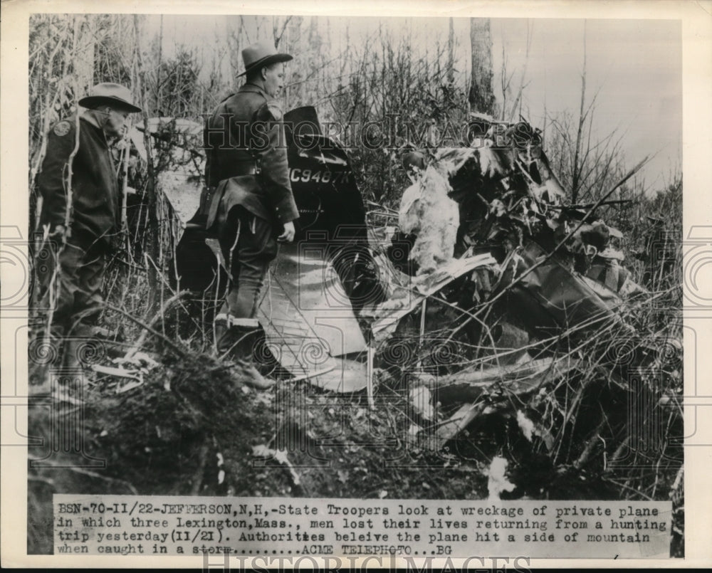 1948 Press Photo N.H. State Troopers checks the wreckage of a private plane