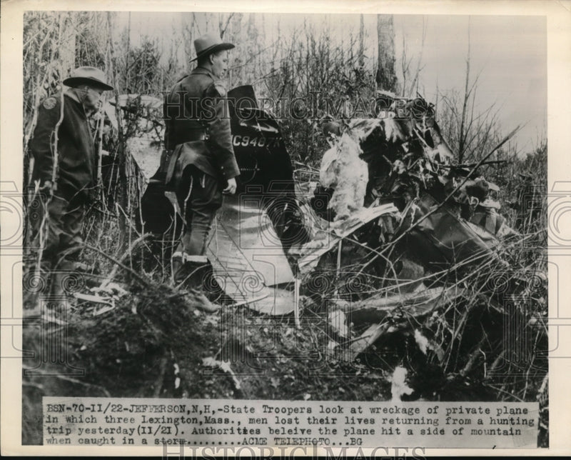 Load image into Gallery viewer, 1948 Press Photo N.H. State Troopers checks the wreckage of a private plane
