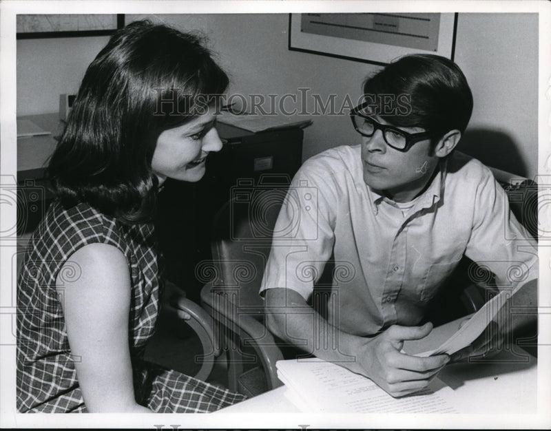 Load image into Gallery viewer, 1968 Press Photo Frederick Gibbon &amp; Kay Kaiser at Battelle Institute
