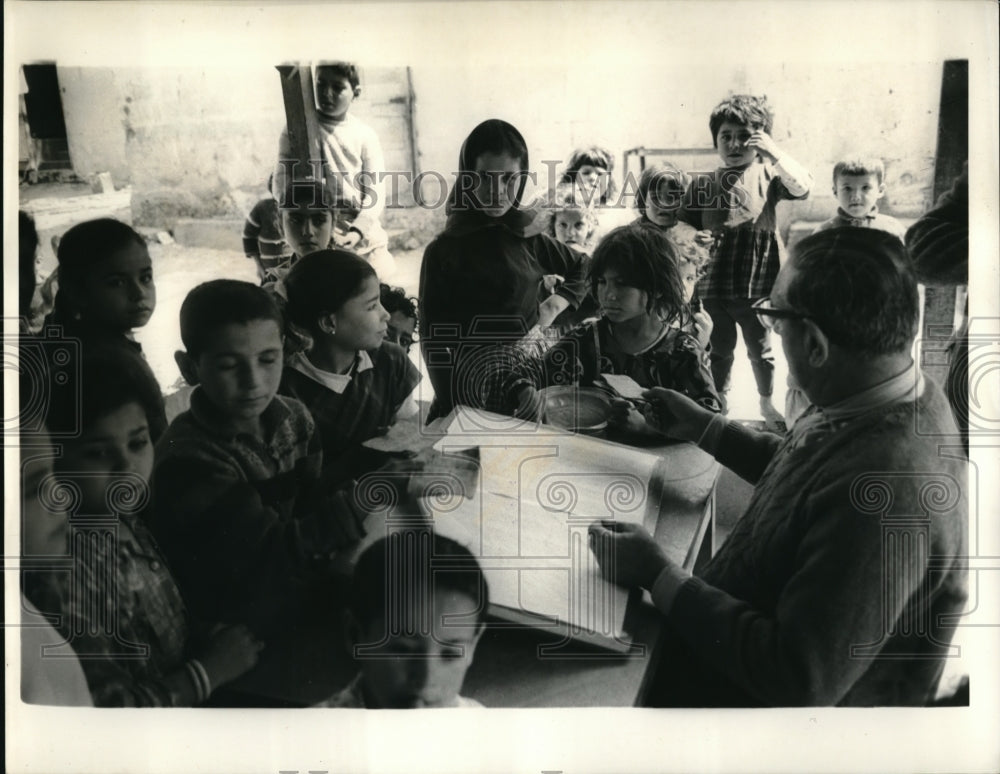 1969 Press Photo Refugees waits for the food to be served by U.N. Refugee worker