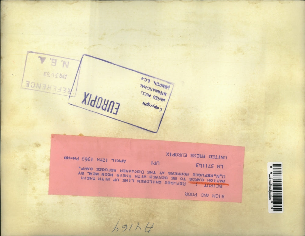 1969 Press Photo Refugees waits for the food to be served by U.N. Refugee worker