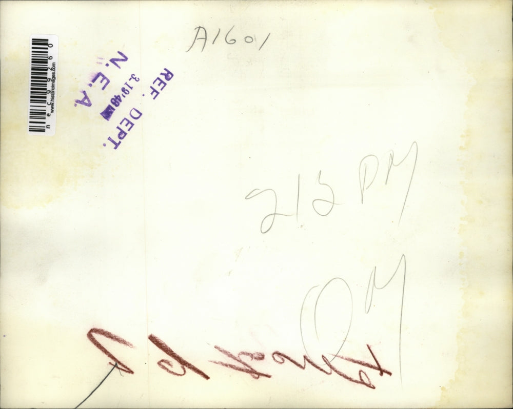 1948 Press Photo Police help workers through the picket lines at Swift Packing