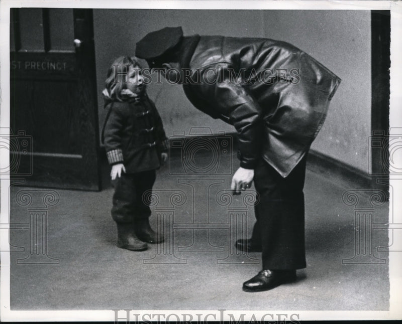 Load image into Gallery viewer, 1957 Press Photo Schnectadyt NY Cop Guy Barbieri &amp; Linda Foster age 3
