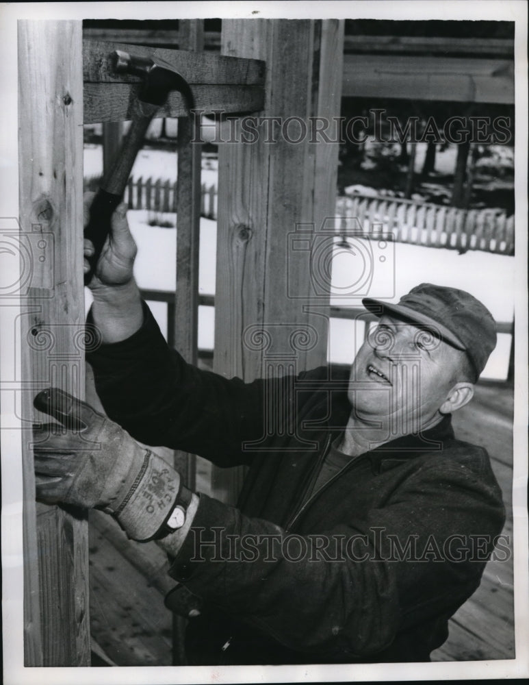 1959 Press Photo John Madison building his home from trees he grew.- Historic Images