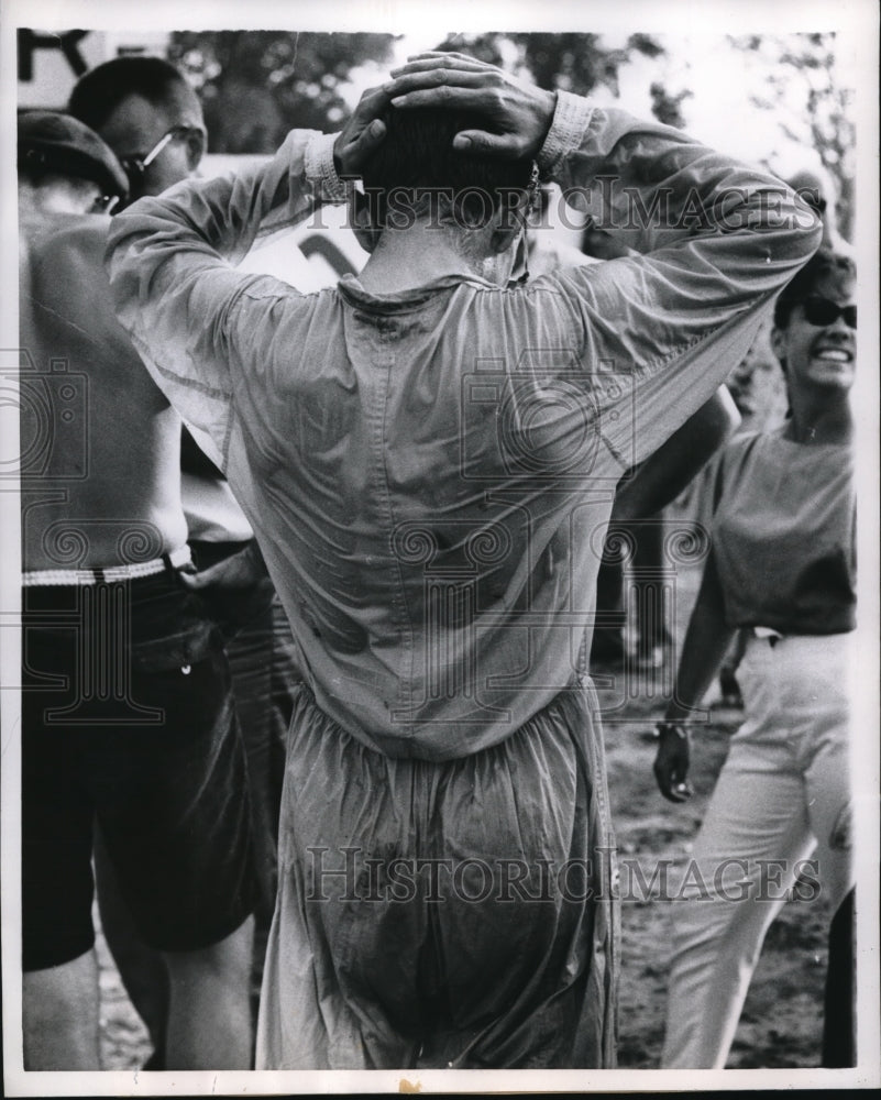 1959 Press Photo Car race driver in nylon race suit lost 16 lbs in 8 hour race- Historic Images