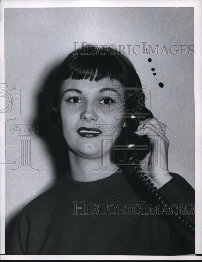 1957 Press Photo Woman used brow pencil to make eyes look larger - nec99483