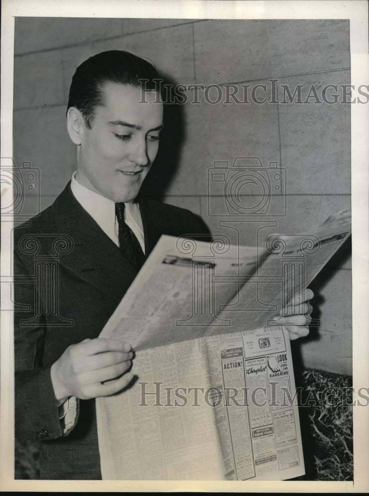 Load image into Gallery viewer, 1936 Press Photo John Potter holding an Irish sweepstake ticket of Noble King.
