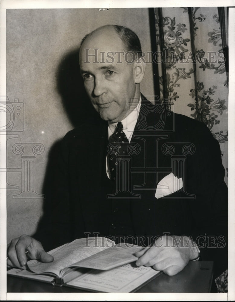 1935 Press Photo C M Moore Packers representative conducted negotiations