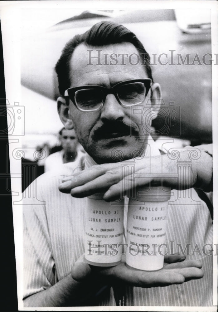 Load image into Gallery viewer, 1969 Press Photo Dr Joseph Zoehringer of Nex Plancir Institute
