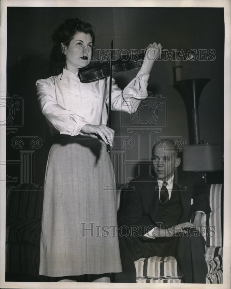 Load image into Gallery viewer, 1946 Press Photo Dorotha Powers plays the 235 year old Stradivarius. - nec99636
