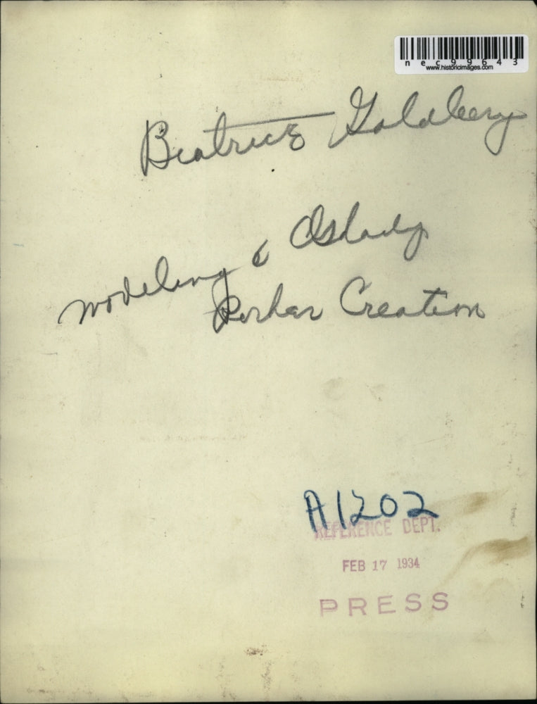 1934 Press Photo Beatrice Gokdleery models a Parker creation - nec99643