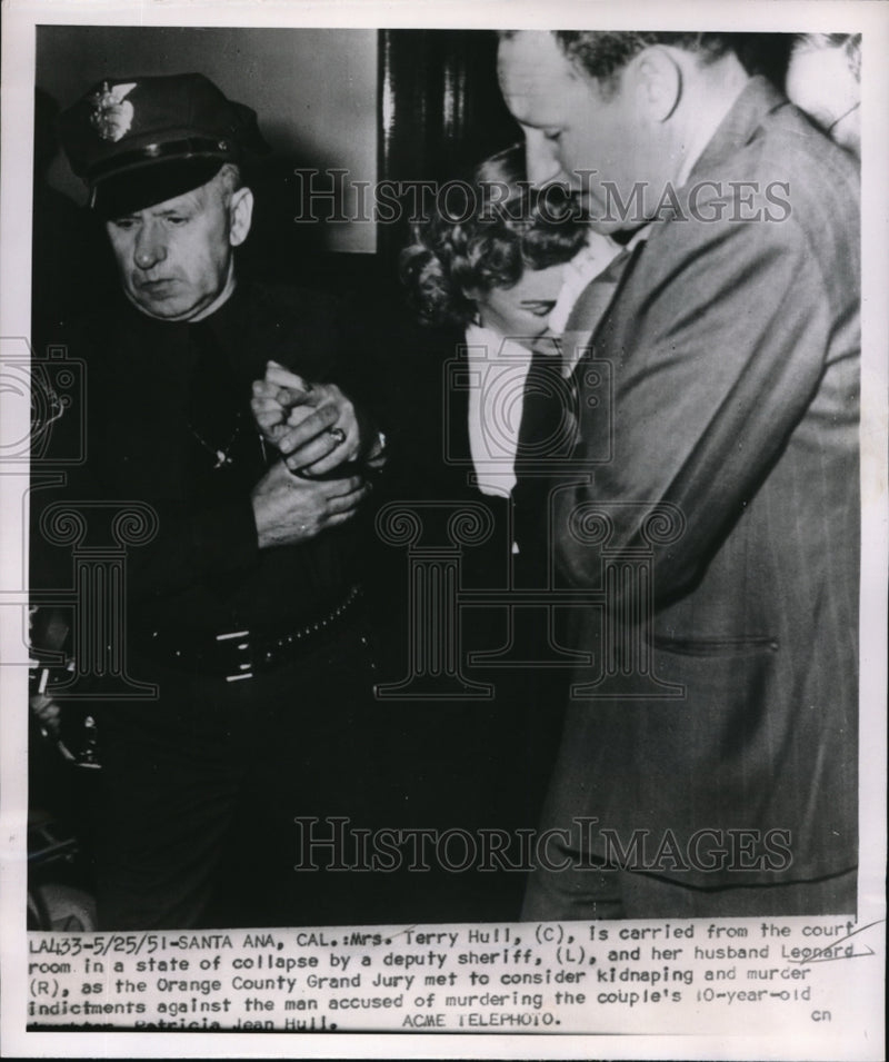 Load image into Gallery viewer, 1951 Press Photo Santa Ana Calif Mrs Terry Hull at husband kidnap trial
