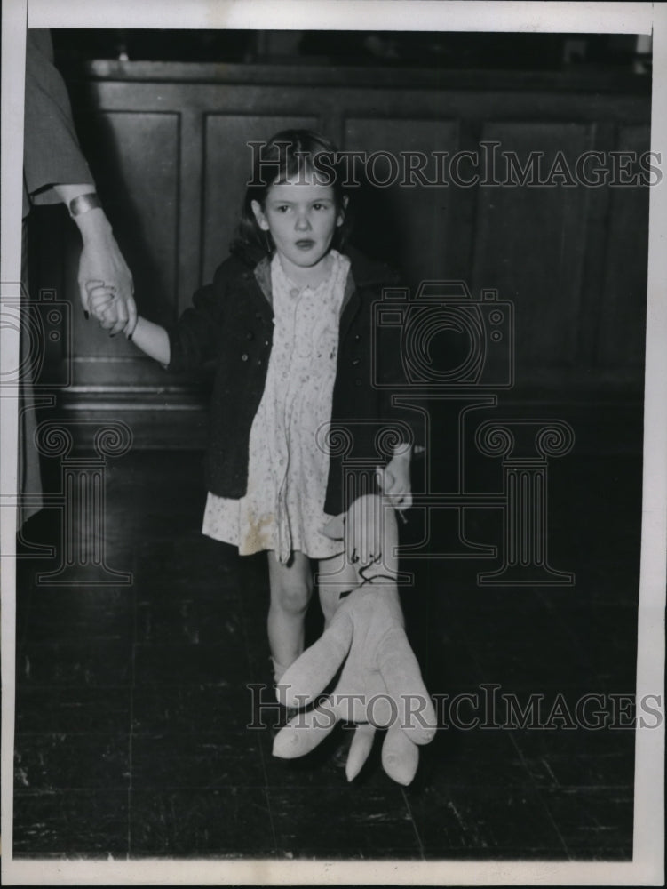 1946 Press Photo Sharon Gatling found abandoned in Chicago hallway - nec99849