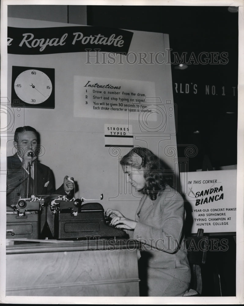 Load image into Gallery viewer, 1946 Press Photo Sandra Bianca makes attempt to catch up to Tangora
