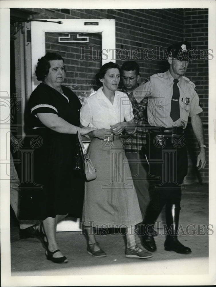 1956 Press Photo Hamden Conn. Mrs Eleanor Rudtold mom of kidnapped babies