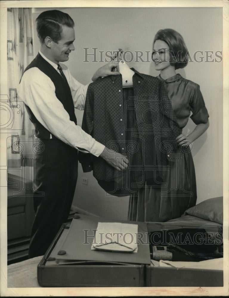 Load image into Gallery viewer, 1962 Press Photo A woman &amp; man demo travel clothes packing - nec99942
