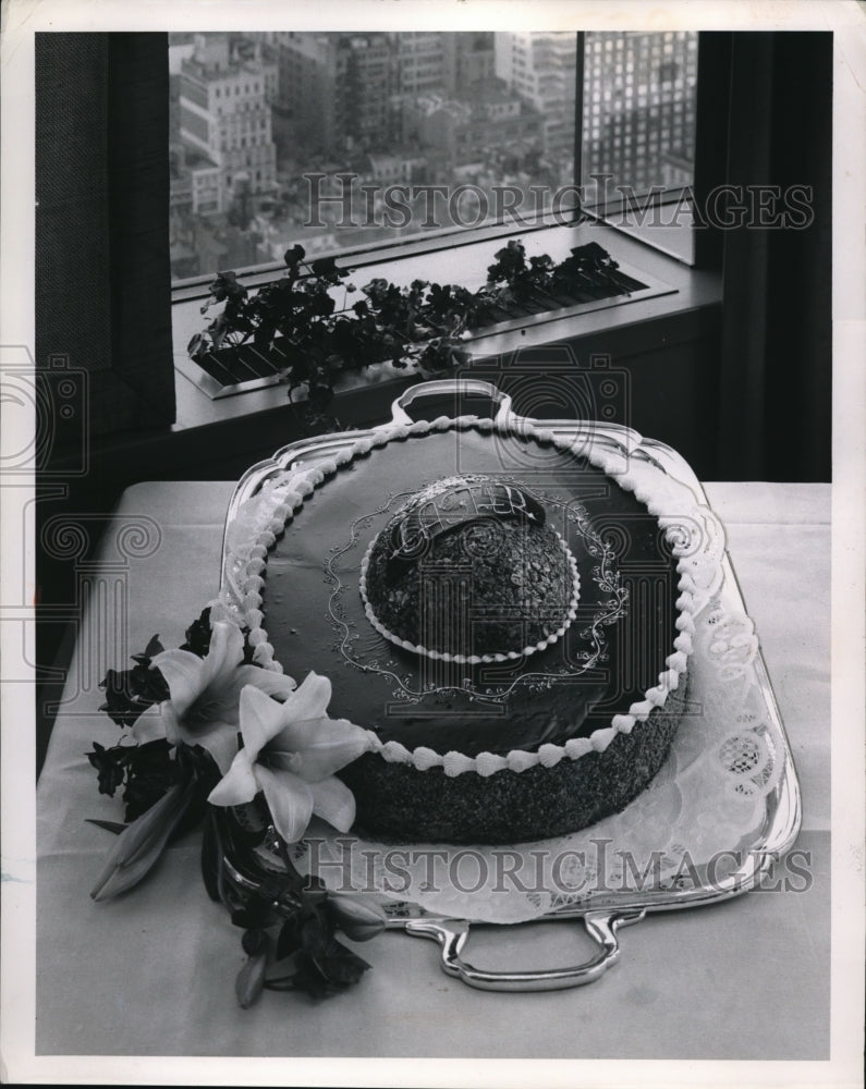 Load image into Gallery viewer, 1962 Press Photo The Tower Suite Easter cake with a French accent
