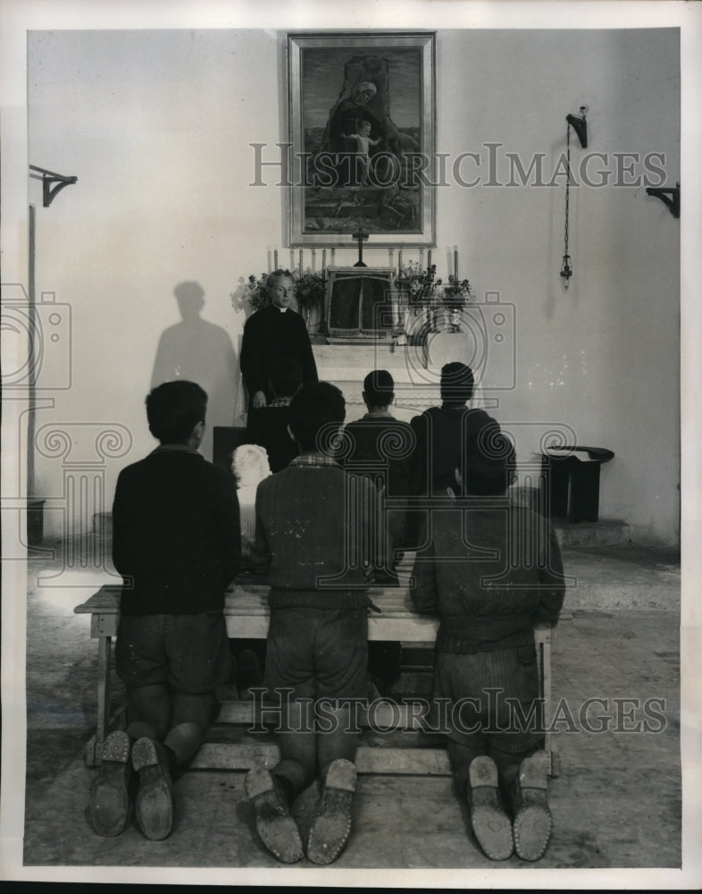 Load image into Gallery viewer, 1947 Press Photo Young boys at prayer at a church service in Italy
