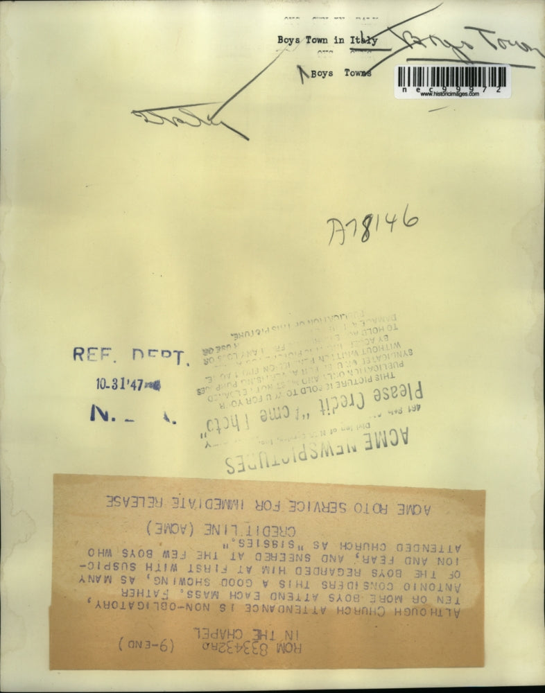 1947 Press Photo Young boys at prayer at a church service in Italy