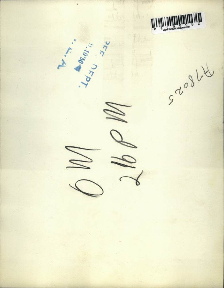 1950 Press Photo Communist refugees, Paltins and Karulis wait at the Immigration