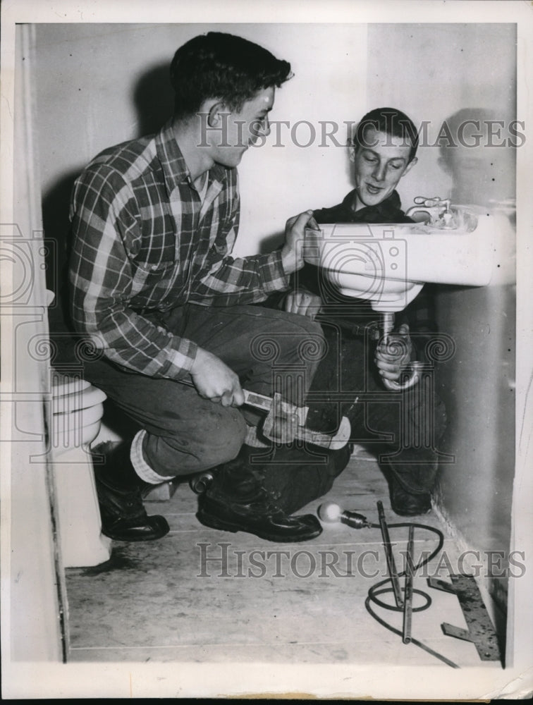1947 Press Photo Moren Mich Irvin & Raymond install a bath sink in a home
