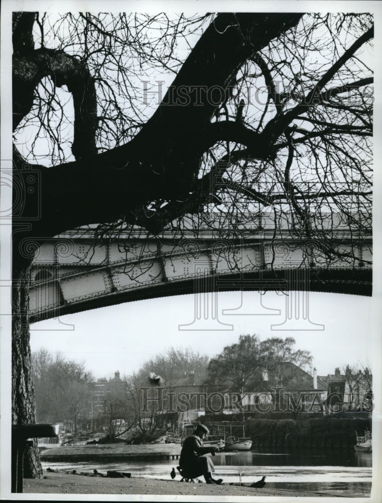Load image into Gallery viewer, 1962 Press Photo Richmond England Fisherman on banks of the Thames river
