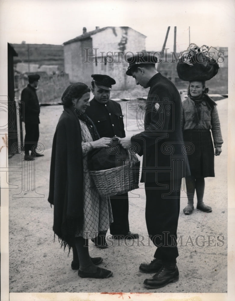 1948 Press Photo Trieme policemen guards at border & pesant women - ned00022
