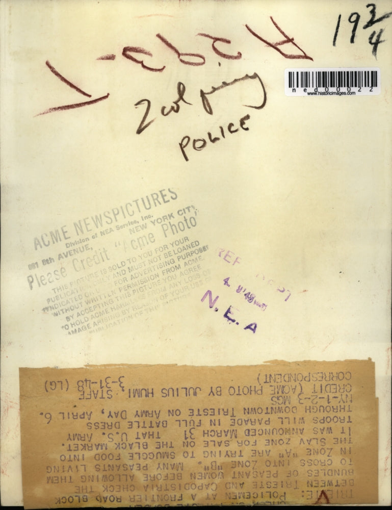 1948 Press Photo Trieme policemen guards at border & pesant women - ned00022