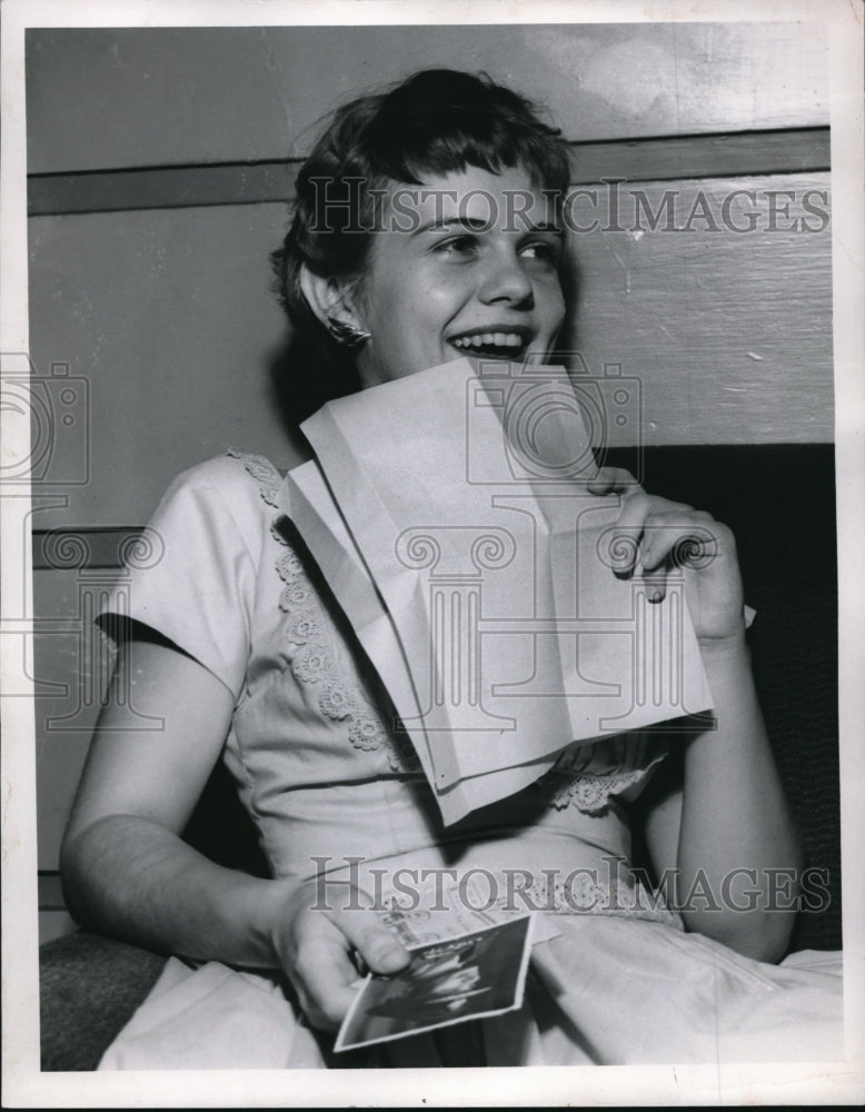 Load image into Gallery viewer, 1957 Press Photo Arleene Francis of Colombus Ohio wrote King Hussein of Jordan
