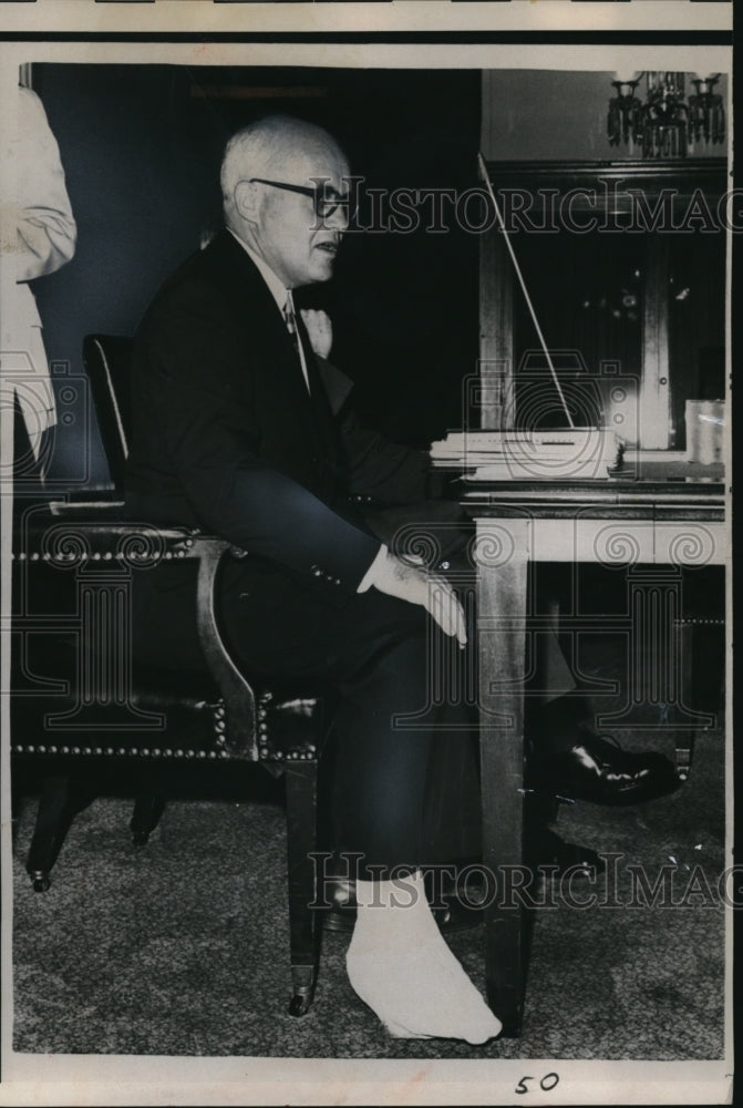 Load image into Gallery viewer, 1961 Press Photo Wash DC AF Sec Eugene Zuckert at Senate Armed Service Comm.
