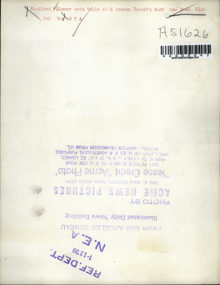 1939 Press Photo Winifred Zimmer sets table at Hermosa Beach Surf & Sand Club