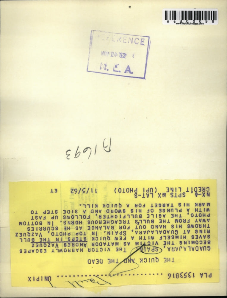 1962 Press Photo Guadalajara Spain Matador Andres Vasquez saves himself