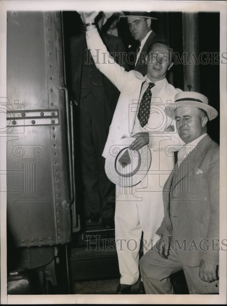 1936 Press Photo Rep Marion Zionchech of Wash boiards atrain in Chicago