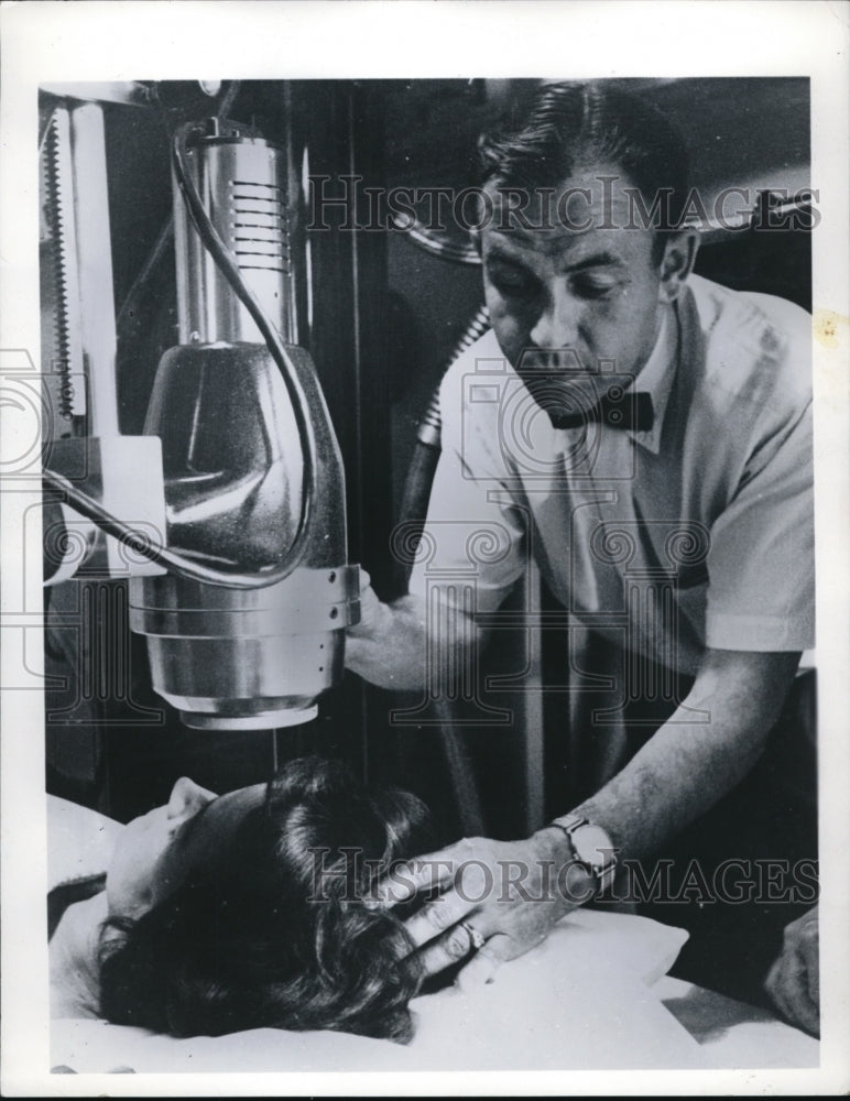 1962 Press Photo A doctor uses an atomic scanner on a patient
