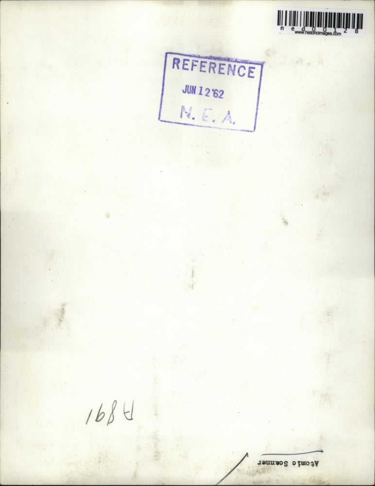 1962 Press Photo A doctor uses an atomic scanner on a patient