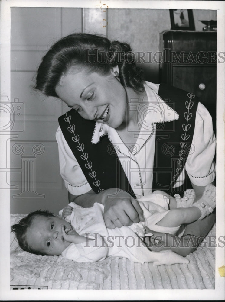 Load image into Gallery viewer, 1943 Press Photo La Cal Mrs James Hardwig &amp; baby in hospital mixup switch
