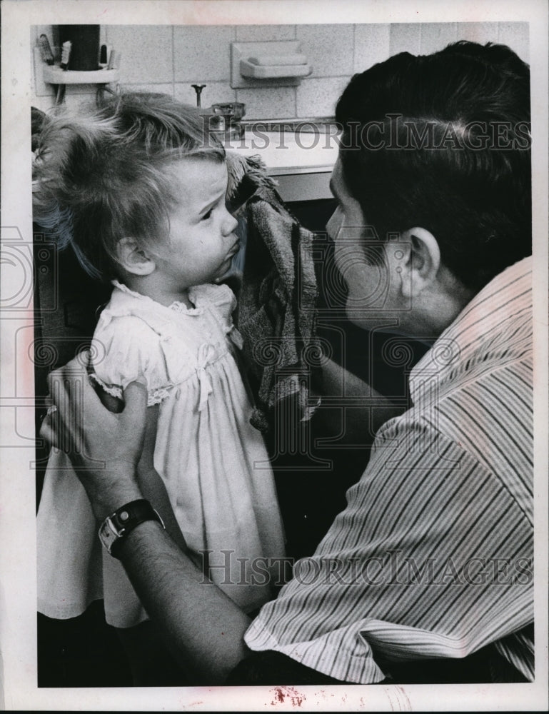 1970 Press Photo John Hernandes & daughter Jill in Cleveland Ohio