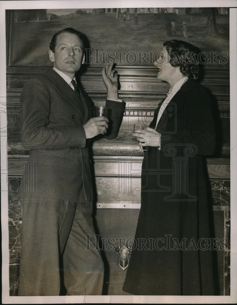 Load image into Gallery viewer, 1937 Press Photo Robert Harris &amp; Moyer Nugent have a dinner drink at a hotel
