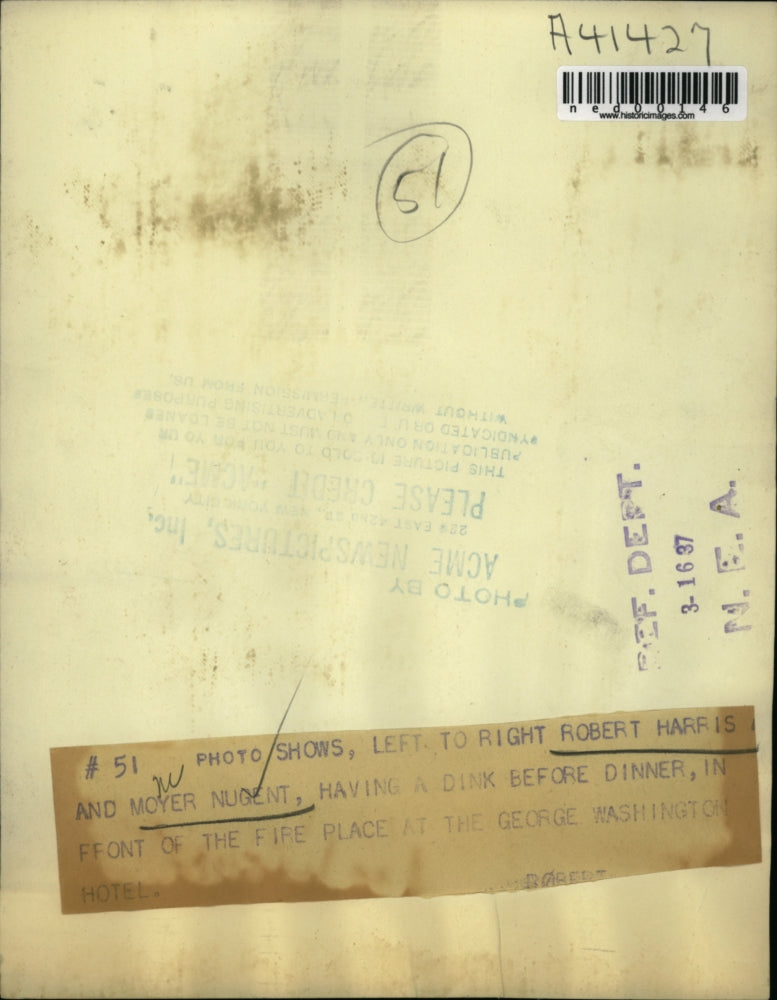 1937 Press Photo Robert Harris & Moyer Nugent have a dinner drink at a hotel