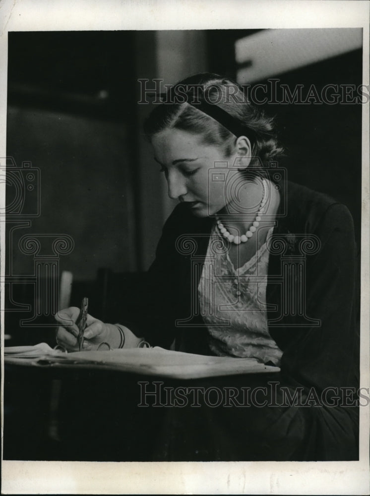 1932 Press Photo Jean Shiley star athlete at Temple Univ in Pa studying
