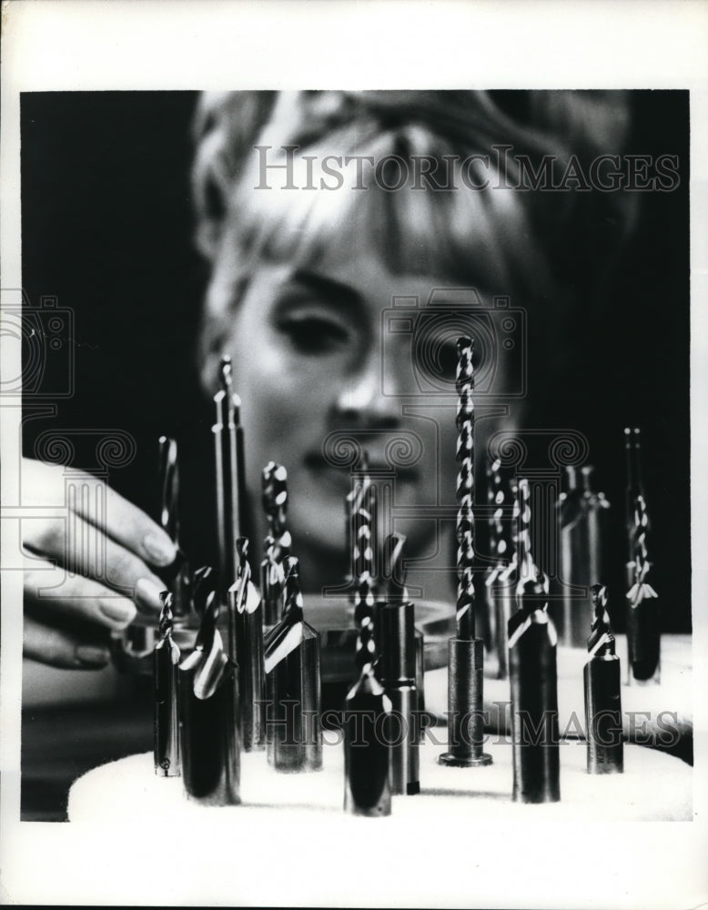 Load image into Gallery viewer, 1970 Press Photo Arcadia CalifWinslow Aerospace of Omark Industries drill bits
