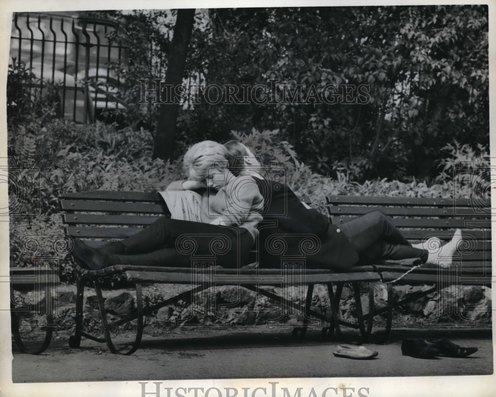 1963 Press Photo London England young couple rest on a park bench