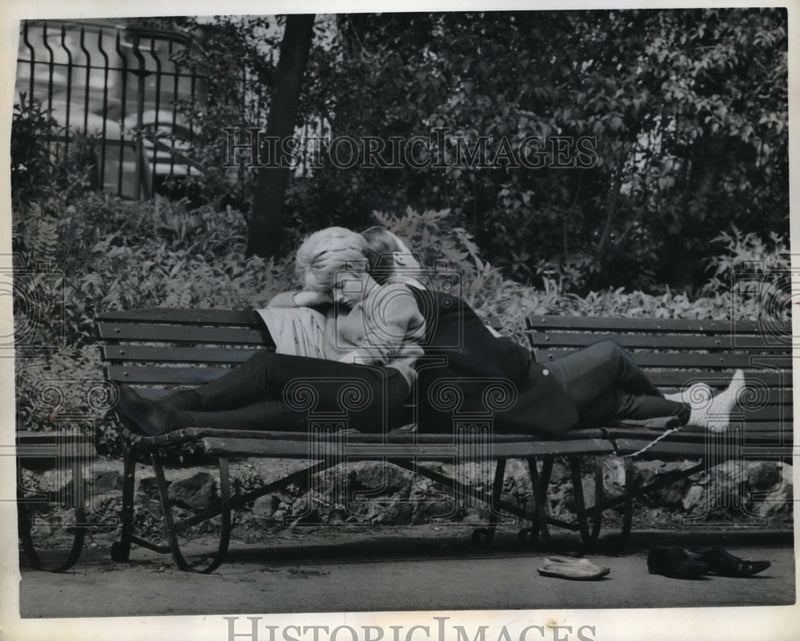 Load image into Gallery viewer, 1963 Press Photo London England young couple rest on a park bench
