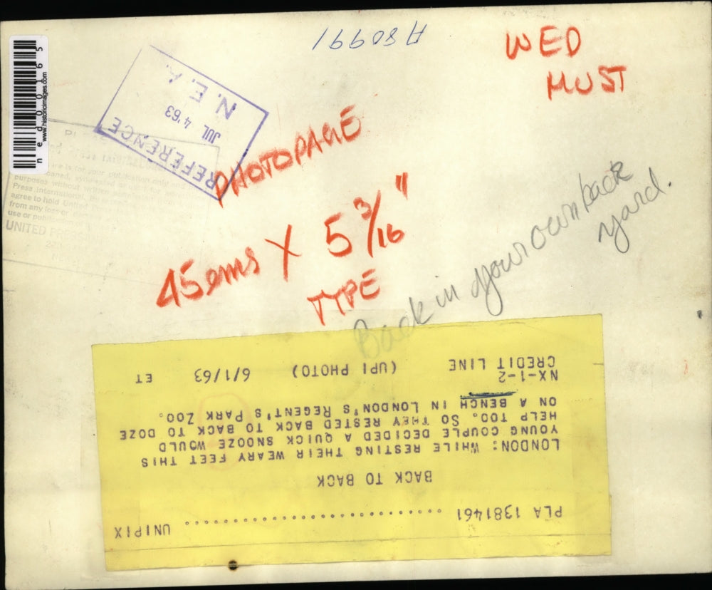 1963 Press Photo London England young couple rest on a park bench